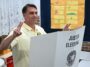 flavio-bolsonaro-vota-no-rio-de-janeiro-e-segue-para-brasilia-para-acompanhar-apuracao