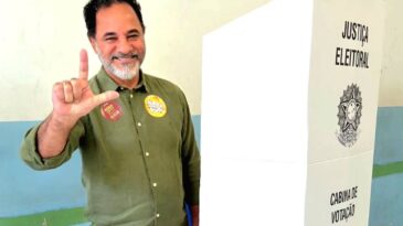 prefeito-marco-antonio-lage-vota-em-ipoema-e-destaca-importancia-do-voto-consciente
