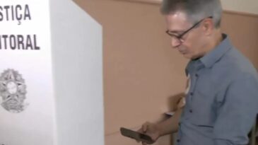 Zema vota em Araxá e é flagrado com celular na cabine de votação