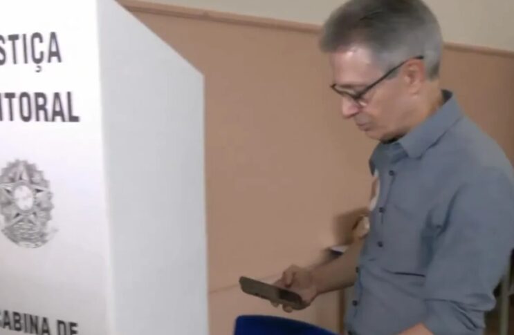 Zema vota em Araxá e é flagrado com celular na cabine de votação