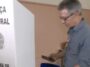 Zema vota em Araxá e é flagrado com celular na cabine de votação
