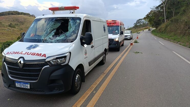 roda-desprende-de-moto-e-atravessa-para-brisa-de-ambulancia-em-itabira