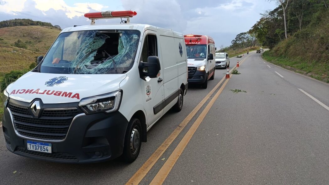roda-desprende-de-moto-e-atravessa-para-brisa-de-ambulancia-em-itabira