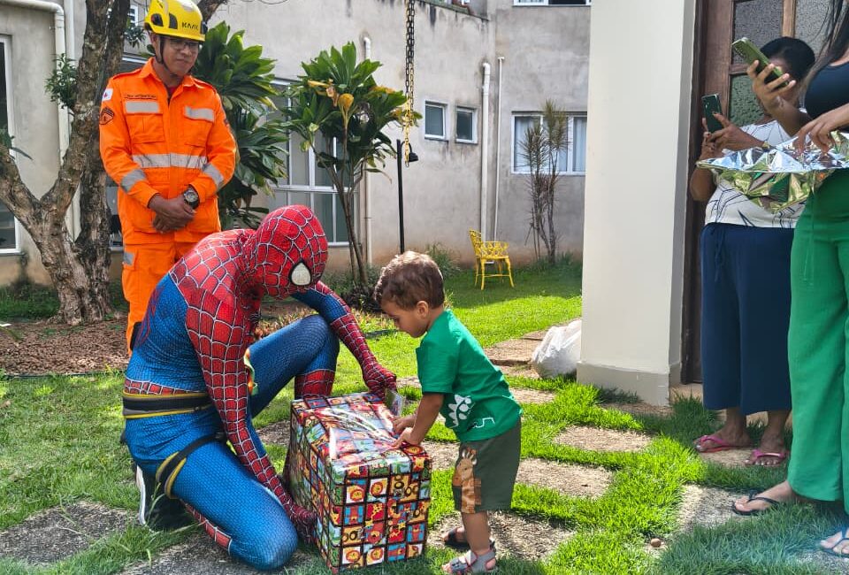 bombeiros-realizam-acao-de-dia-das-criancas-com-pacientes-internados-no-hospital-margarida