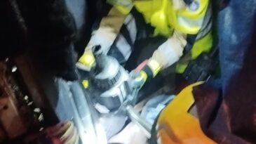 caminhao-tomba-na-br-381-e-motorista-fica-preso-as-ferragens