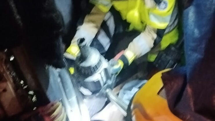 caminhao-tomba-na-br-381-e-motorista-fica-preso-as-ferragens