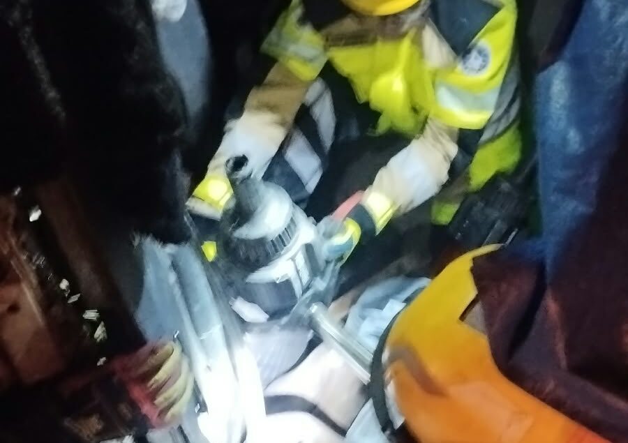 caminhao-tomba-na-br-381-e-motorista-fica-preso-as-ferragens
