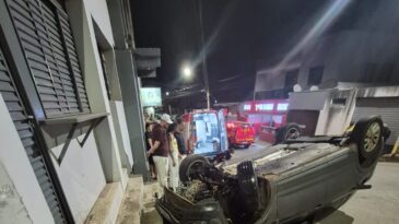 carro-capota-apos-colidir-contra-muro-de-residencia-em-itabira