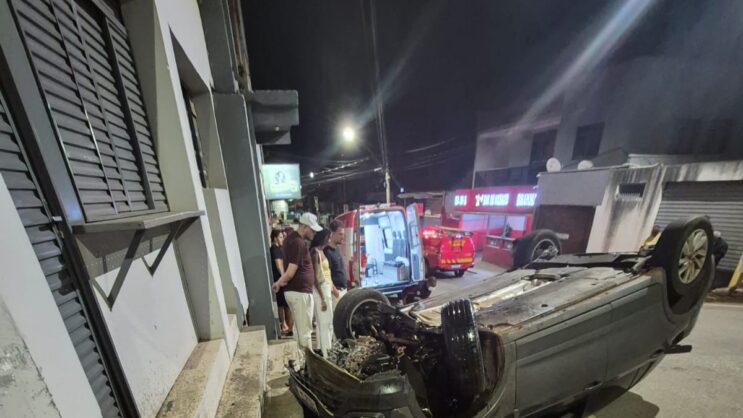 carro-capota-apos-colidir-contra-muro-de-residencia-em-itabira
