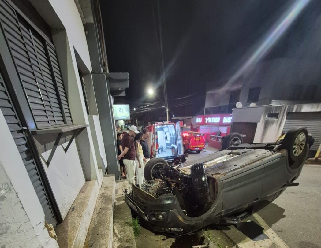 carro-capota-apos-colidir-contra-muro-de-residencia-em-itabira