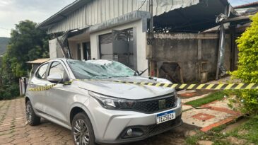 temporal-arranca-telhado-atinge-carro-e-deixa-motorista-gravemente-ferido