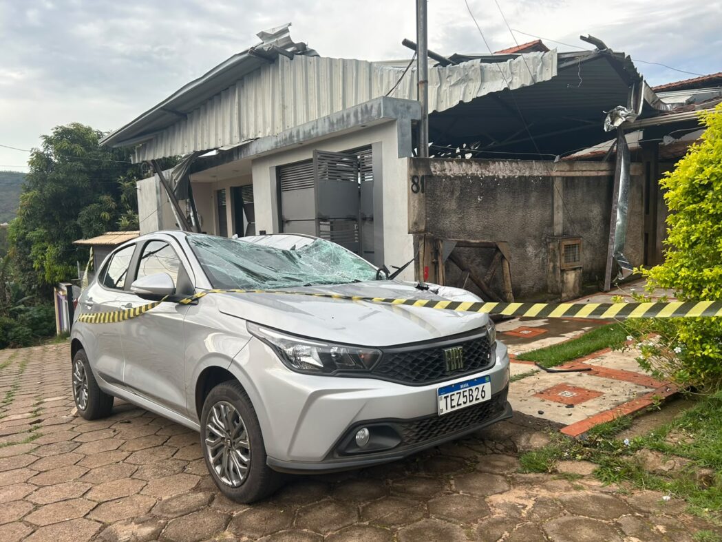 temporal-arranca-telhado-atinge-carro-e-deixa-motorista-gravemente-ferido