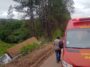 caminhao-bate-em-carro-cai-em-ribanceira-e-deixa-motorista-ferido-na-mg-129