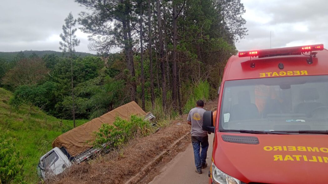 caminhao-bate-em-carro-cai-em-ribanceira-e-deixa-motorista-ferido-na-mg-129