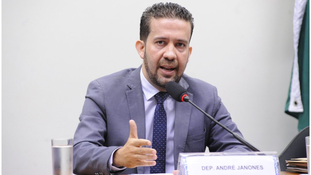 medida-protetiva-envolvendo-ex-companheira-de-andre-janones-volta-a-repercutir