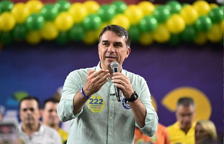 moraes-determina-apreensao-dos-passaportes-de-flavio-bolsonaro