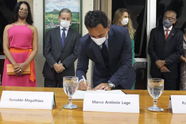 prefeito-marco-antonio-toma-posse-e-firma-compromissos-com-os-itabiranos
