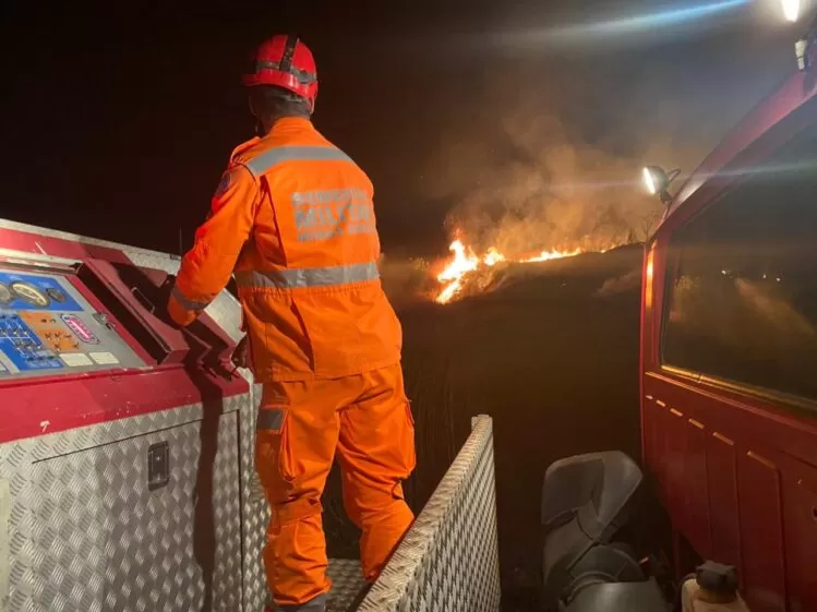 incendio-de-grandes-proporcoes-mobiliza-bombeiros-em-itabira