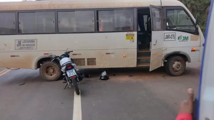 motociclista-fica-ferido-em-colisao-com-micro-onibus-na-mgc-262