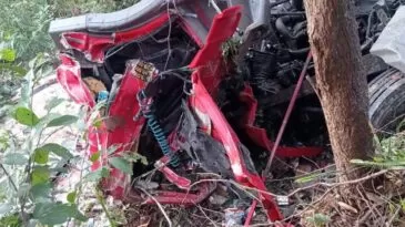 caminhao-despenca-em-ribanceira-e-motorista-fica-preso-as-ferragens-na-br-381