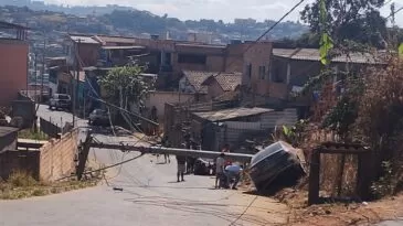 colisao-de-carro-contra-poste-deixa-mulher-ferida-no-fenix