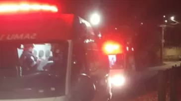 carro-capota-em-corrego-no-bairro-conceicao-em-itabira