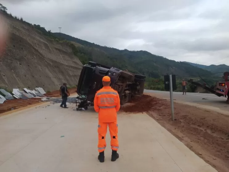 caminhao-tomba-e-motorista-fica-ferido-na-br-381