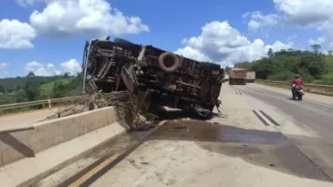 acidente-com-caminhao-deixa-motorista-ferido-na-br-381