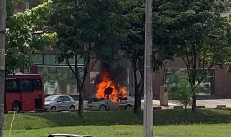 incendio-destroi-veiculo-na-av-cristina-gazire-em-itabira