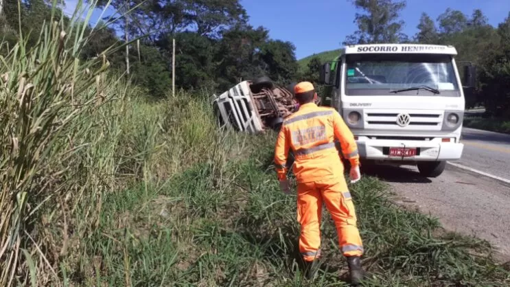 carreta-tomba-com-bobinas-de-arame-na-br-381-em-barao