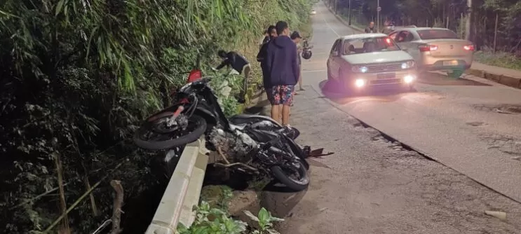 colisao-frontal-entre-motos-deixa-dois-feridos-em-itabira