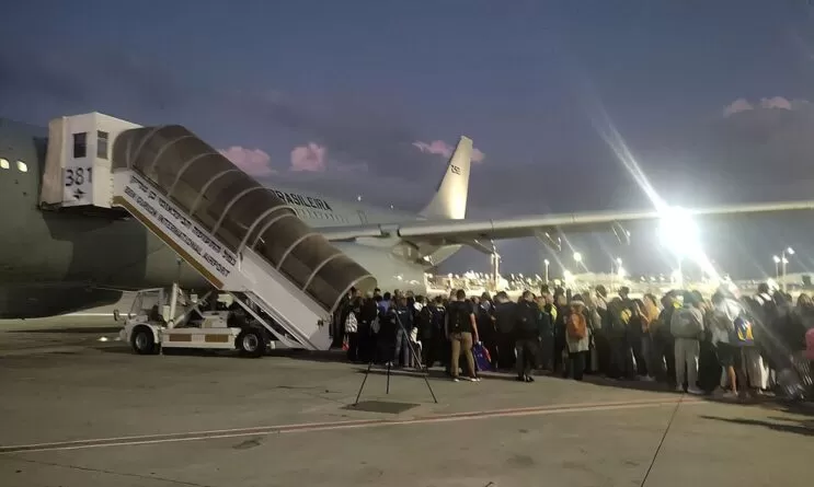 mais-um-aviao-com-brasileiros-repatriados-de-israel-chega-ao-brasil