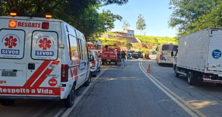 acidente-deixa-tres-mortos-e-fecha-br-381-em-monlevade