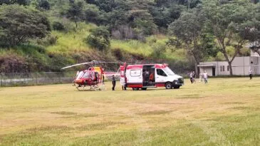 jovem-e-transferido-de-helicoptero-para-bh-apos-acidente-no-pedreira