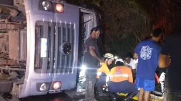 acidente-com-carreta-deixa-mulher-em-estado-grave-na-br-381