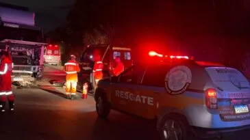 colisao-frontal-entre-moto-e-carreta-deixa-dois-mortos-na-br-381