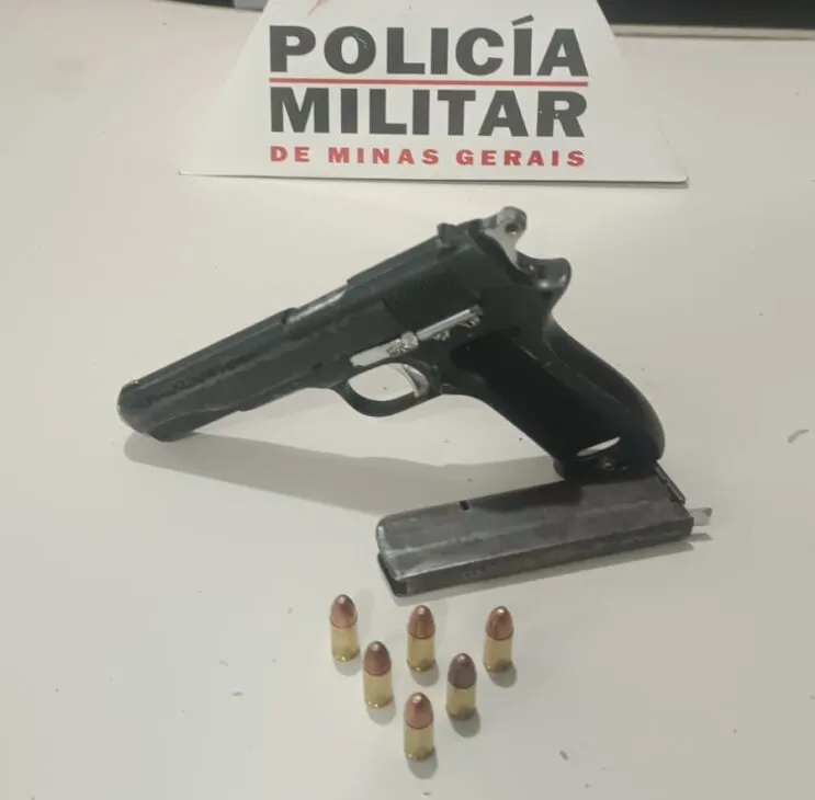 homem-e-preso-com-arma-de-fogo-durante-operacao-da-pm-em-itabira