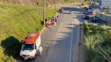 uno-capota-apos-bater-em-suv-na-av-dr-pedro-guerra-em-itabira