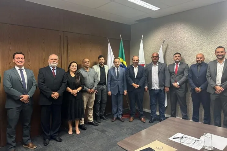 comitiva-da-comarca-de-ferros-realiza-visita-a-presidencia-do-tjmg