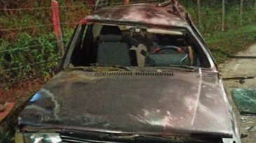 carro-capota-e-deixa-tres-feridos-na-avenida-li-guerra-em-itabira
